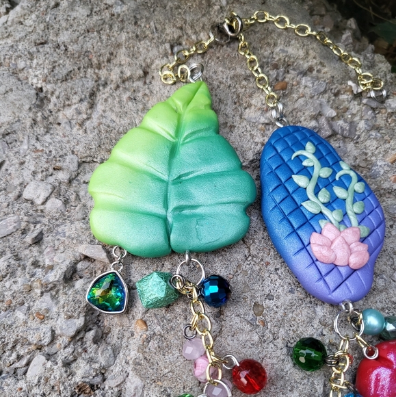 💋🐸 The Princess 👑 and The Frog 🐸 Necklace - Picture 4 of 7